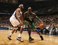 九游娱乐入口-约基奇教育篮球？深圳全队围剿仍被戏耍，赛后围住MVP要签名