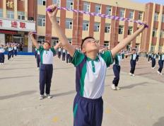 九游体育平台-彰显实力：体操选手飒爽英姿