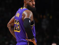 九游官网-詹姆斯受伤退出比赛，湖人遭遇困境