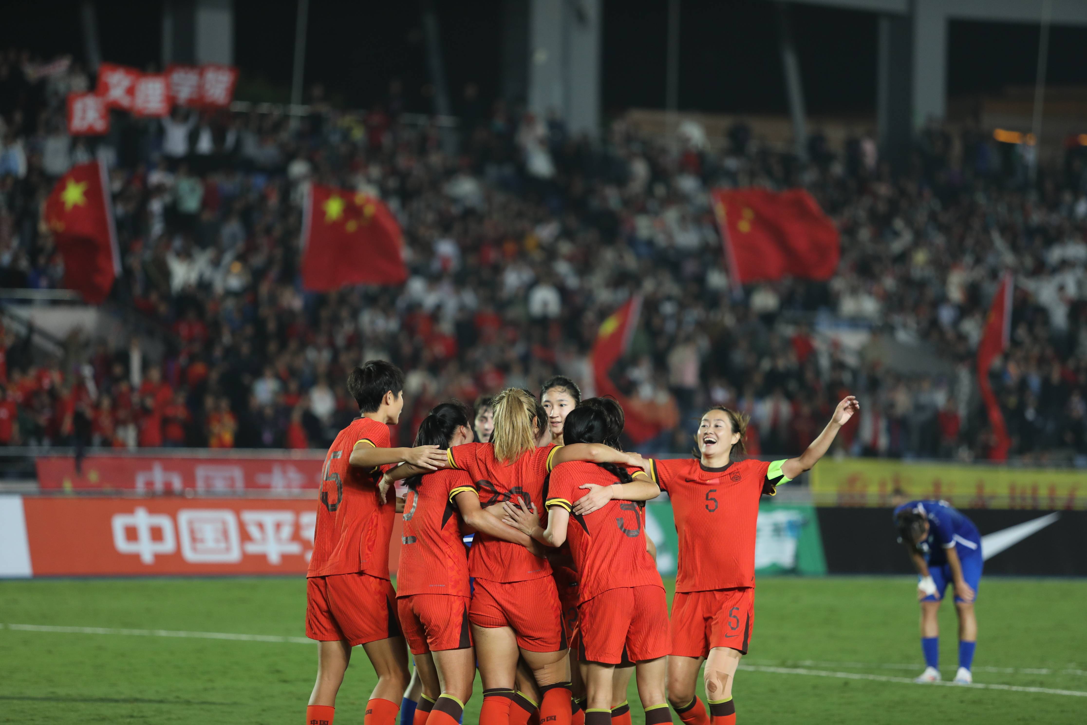 九游娱乐官方网站-国际女足赛事精彩纷呈，吸引众多球迷关注