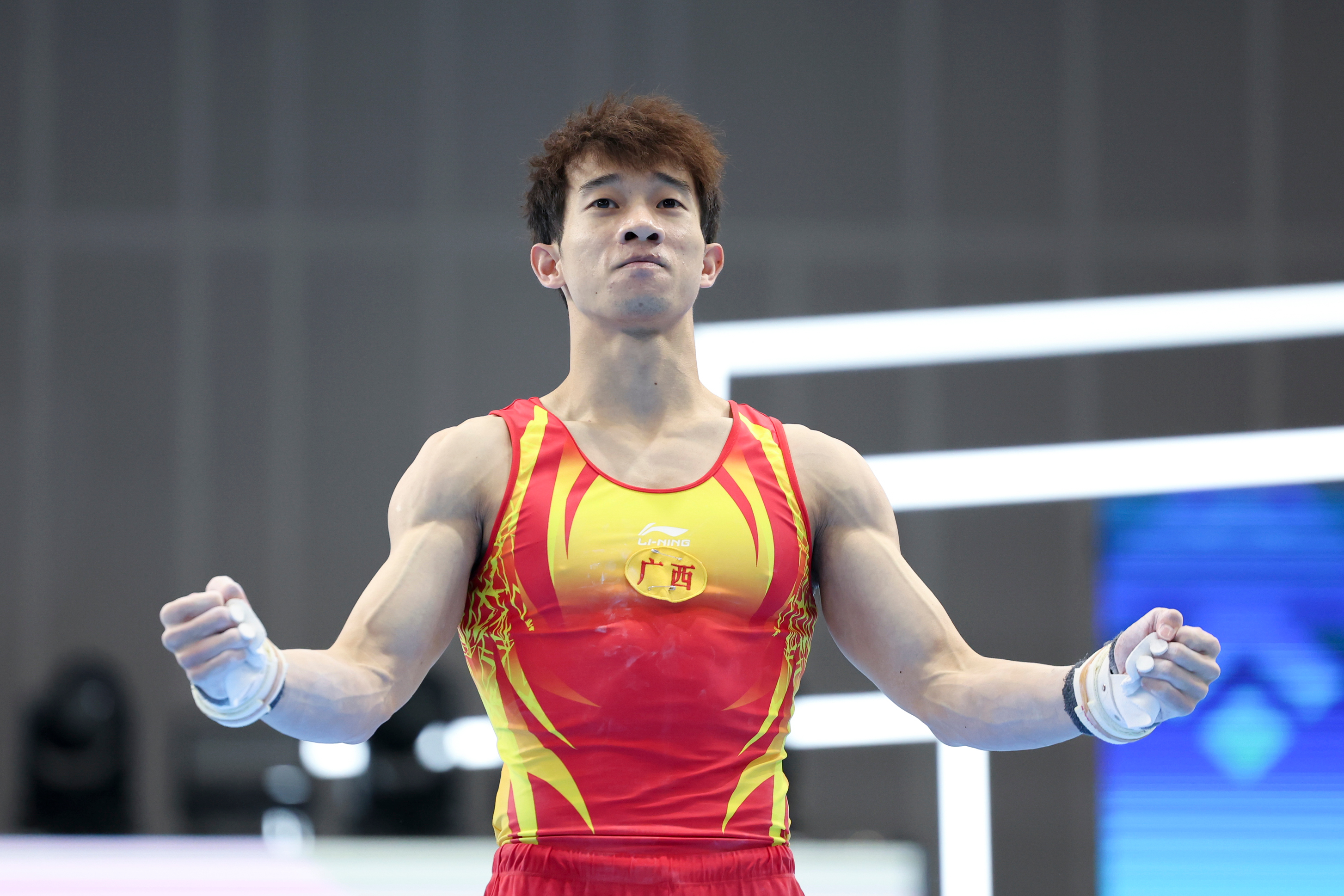 九游体育平台-彰显实力:体操选手飒爽英姿