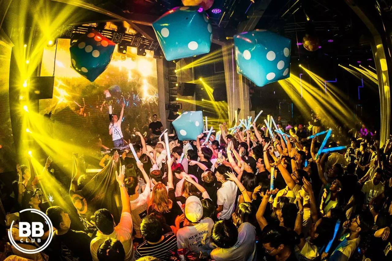 九游娱乐官方网站-粉丝狂欢!欧预赛比赛现场观战细节曝光的简单介绍