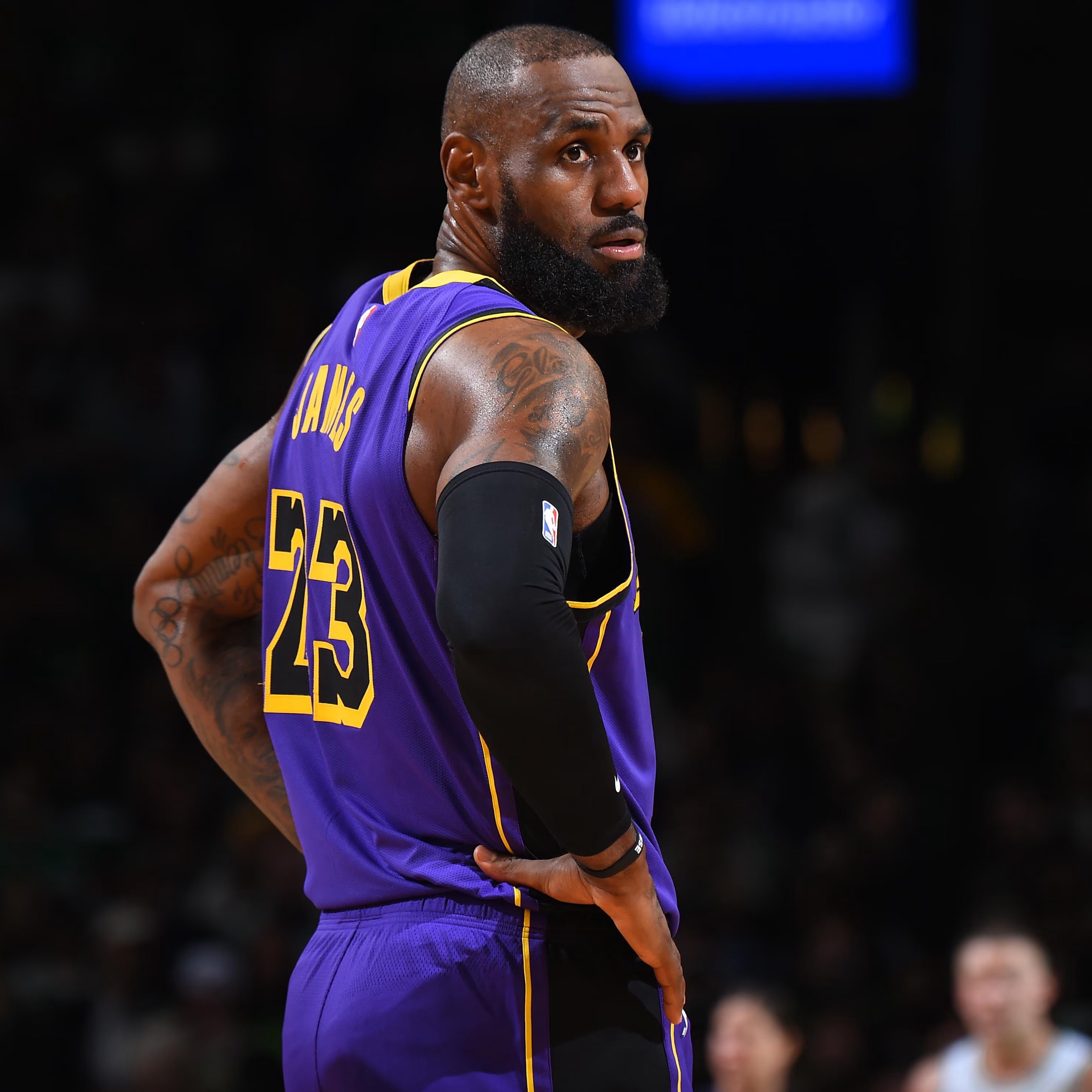 九游官网-詹姆斯受伤退出比赛,湖人遭遇困境