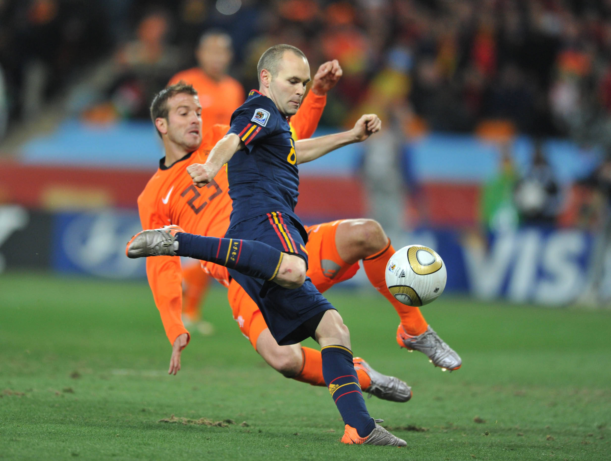 九游娱乐网站-顶级足球赛事场面激烈,球员技术娴熟展示